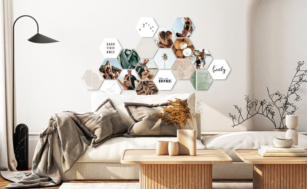 Decoración de pared Shapes en una sala de estar - mosaicos fotográficos hexagonales elegantes como inspiración para colocar perfectamente tu impresión.