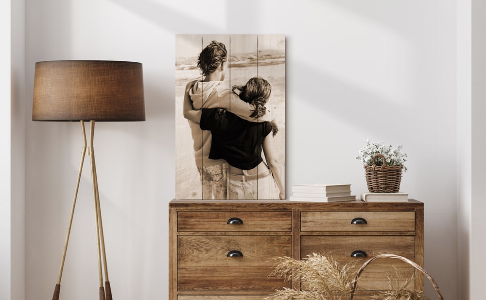 Trasforma la tua foto in una stampa su legno elegante che porta calore e carattere in ogni stanza. Le venature naturali e il fascino rustico la rendono un vero punto focale.
