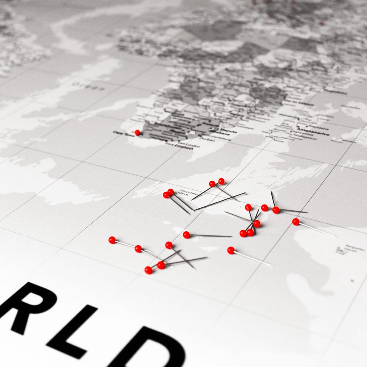 Mapa del mundo con chinchetas para marcar viajes